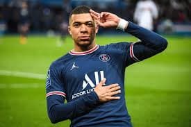 Real Madrid confirmó que Kylian Mbappé sufrió un esguince en la rodilla izquierda