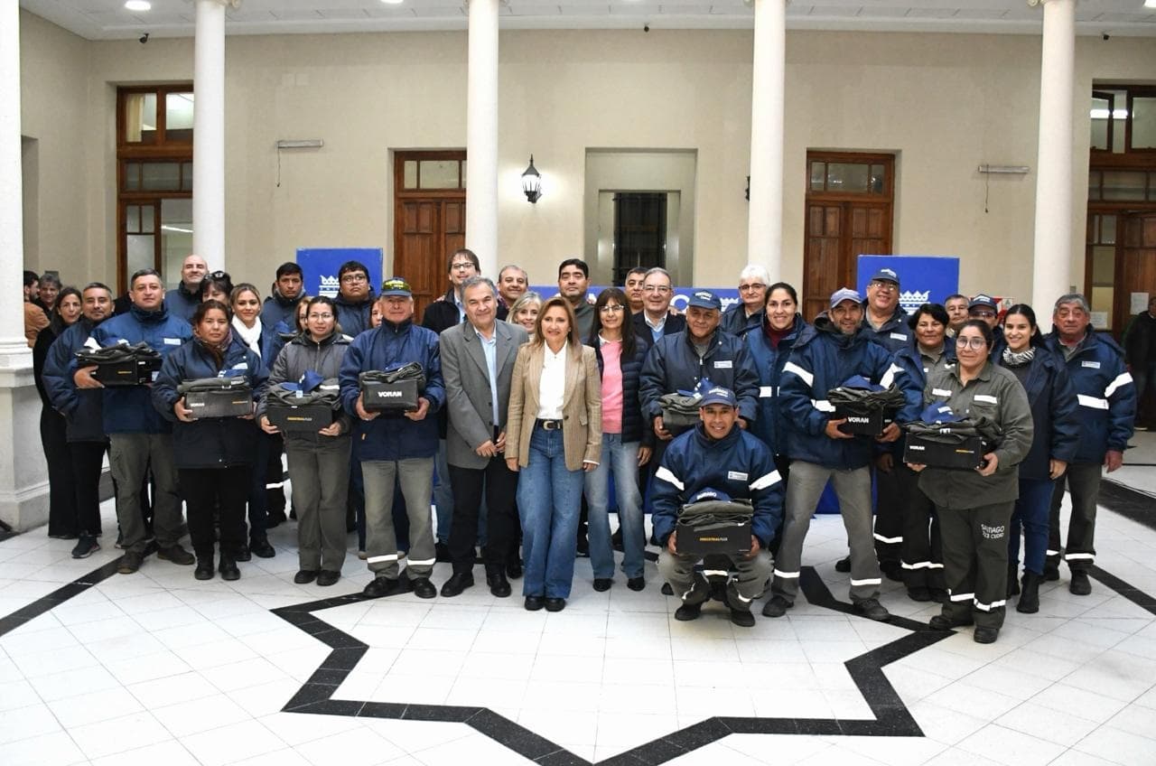 Fuentes entregó al personal de Parques y Paseos cerca de 500 uniformes de trabajo