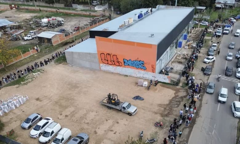 Más de 3.000 postulantes para 60 puestos en un frigorífico: hombres y mujeres hicieron fila