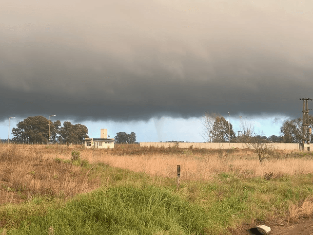 Impactante tornado en Las Flores destruyó una casa y dejó a una familia atrapada