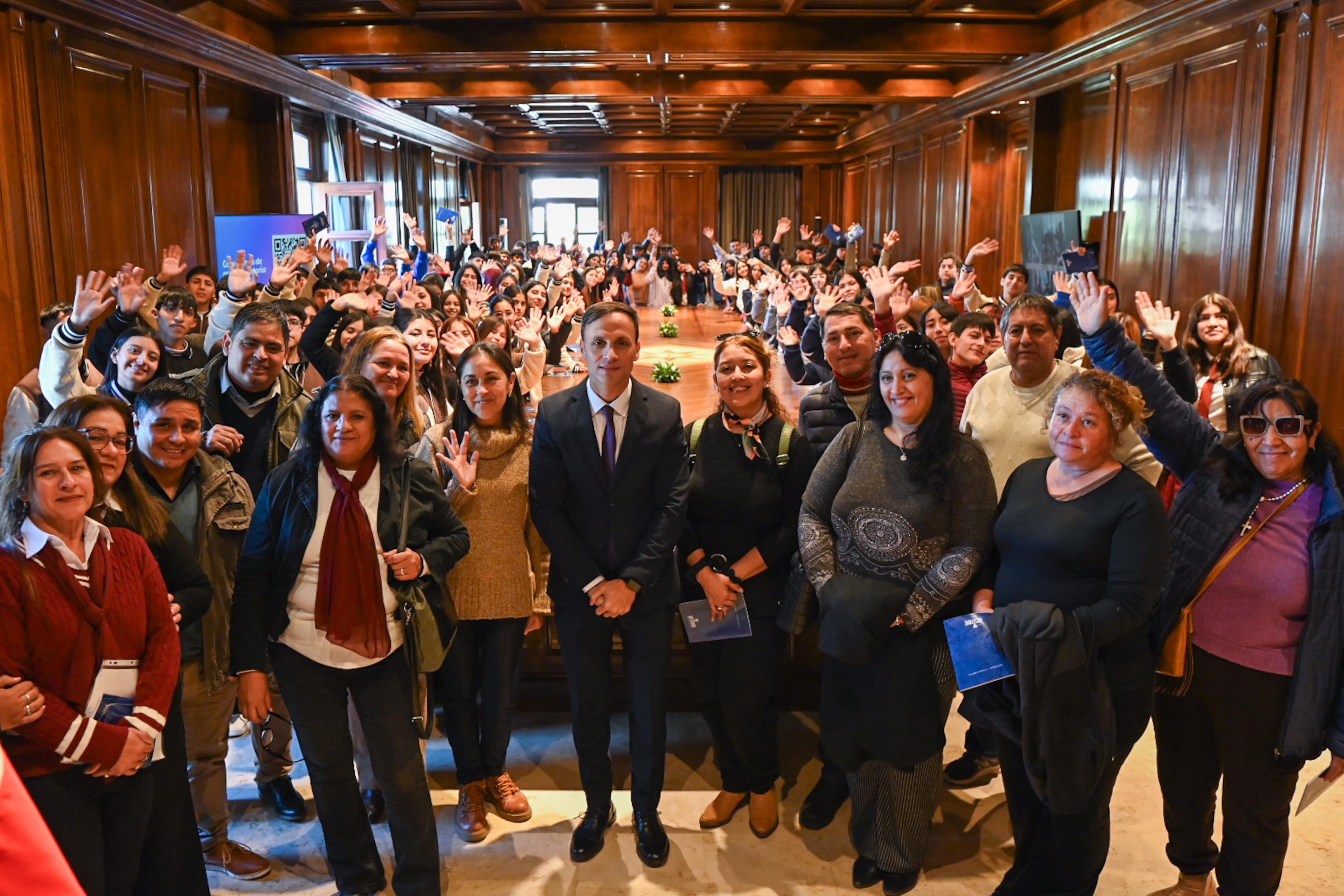 Alumnos de Avellaneda, Juan Felipe Ibarra y Cuota visitaron Casa de Gobierno