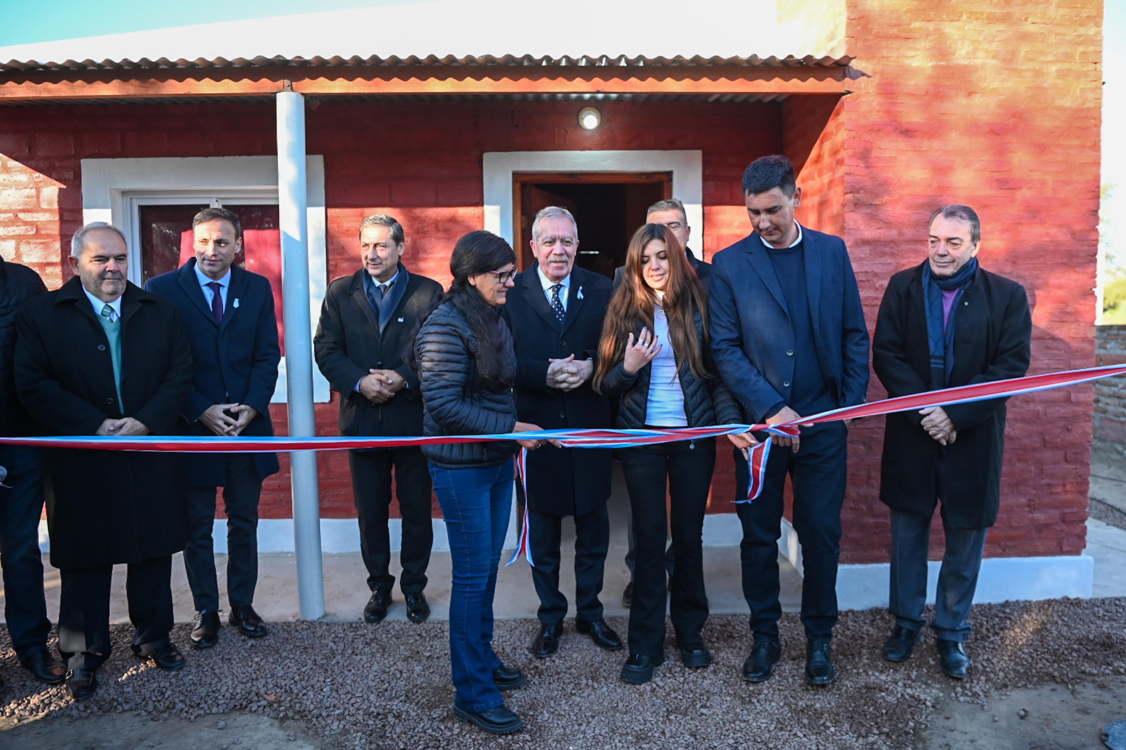 El Gobernador inauguró una planta potabilizadora de agua en Vaca Human y entrego viviendas