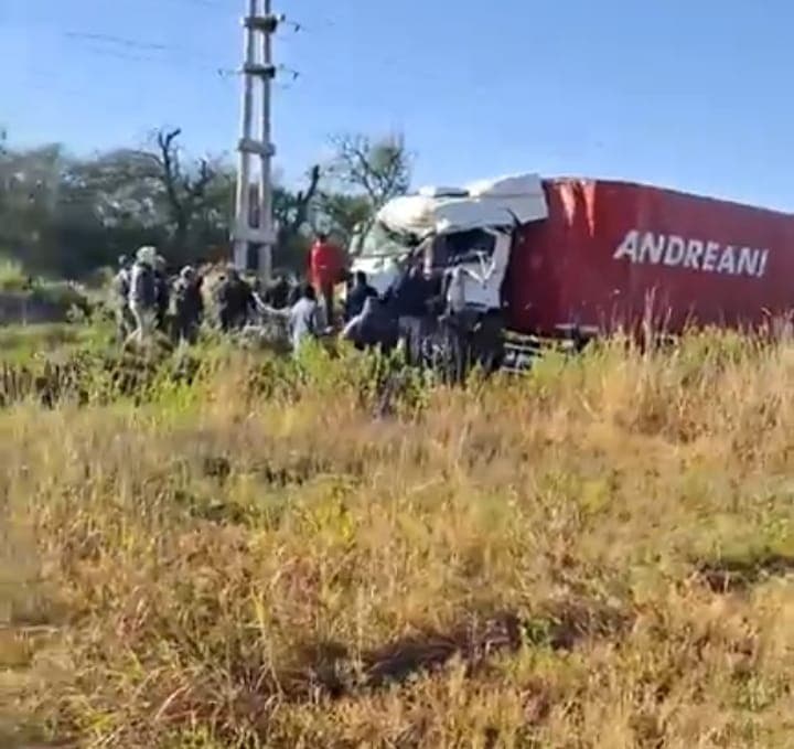 Violento accidente sobre Ruta 34 dejó dos camiones destruidos y una persona atrapada