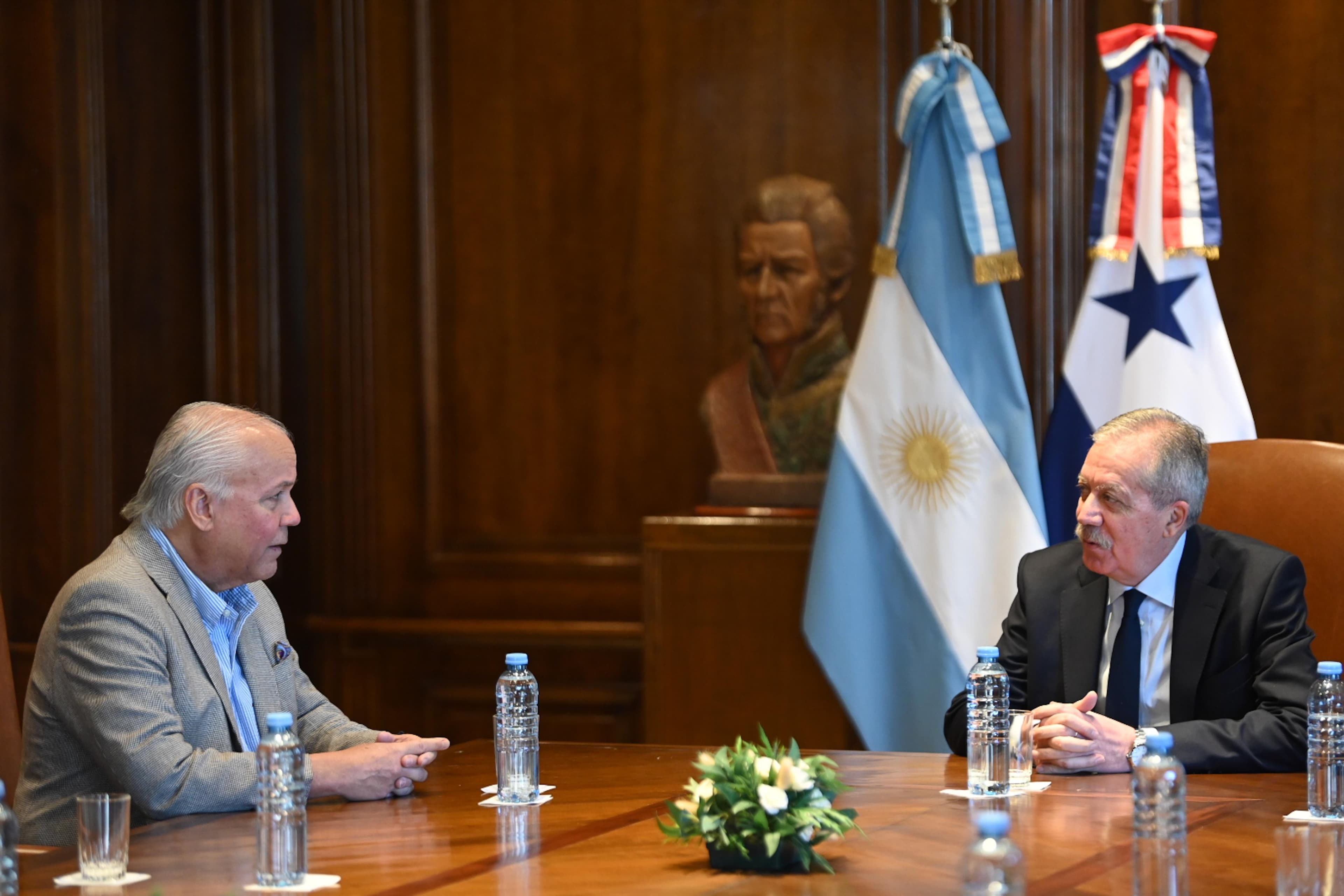 El gobernador Elías Suárez recibió al Embajador de Panamá en Argentina
