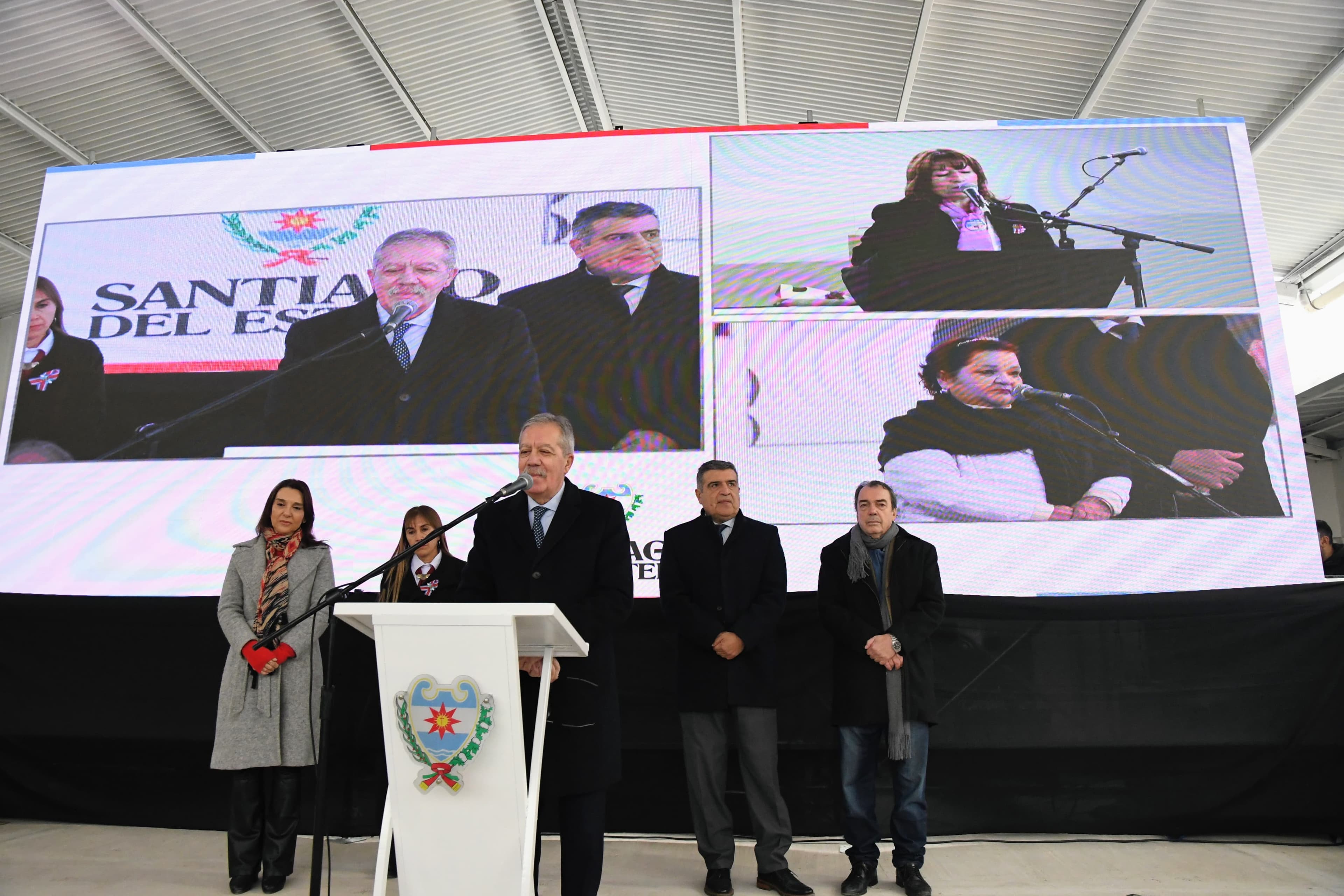 En simultáneo el Gobernador inaugura tres escuelas en el departamento Banda