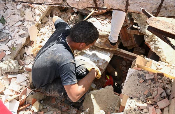 Tras  ocho días bajo los escombros rescataron con vida a un hombre