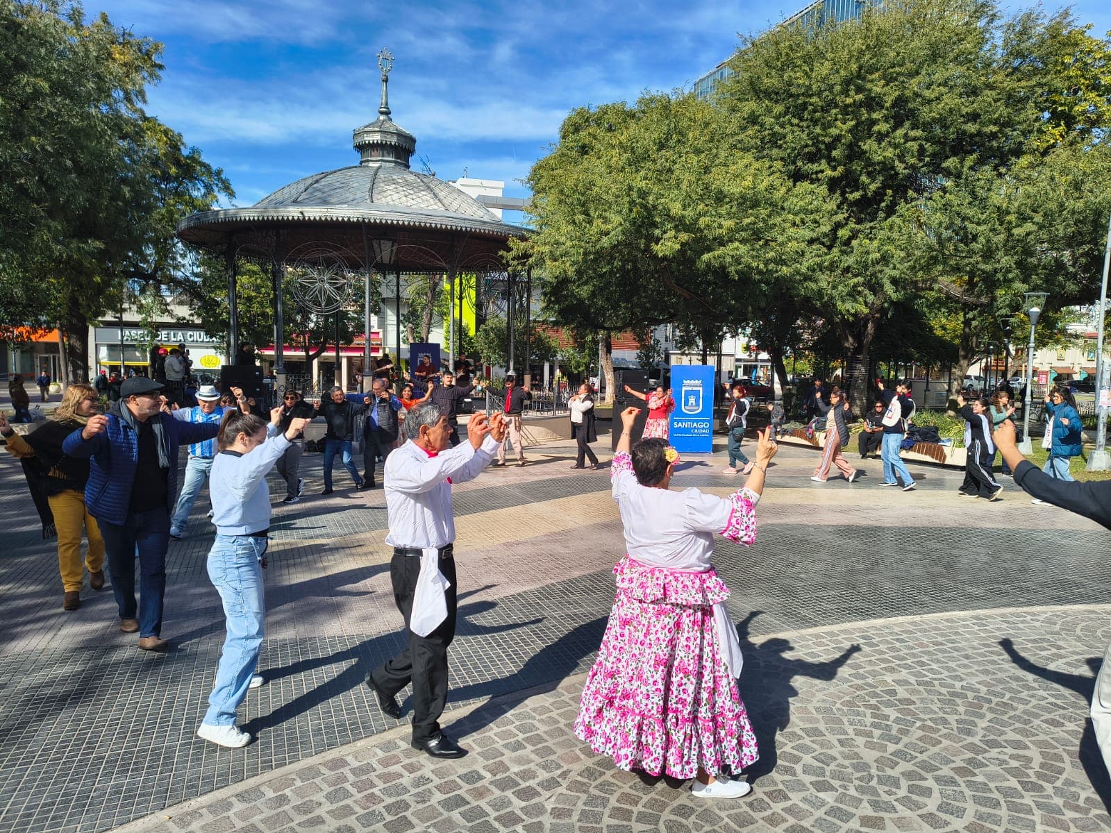 La Municipalidad invita la ciclo "Folclore en la Plaza" con música en vivo y baile