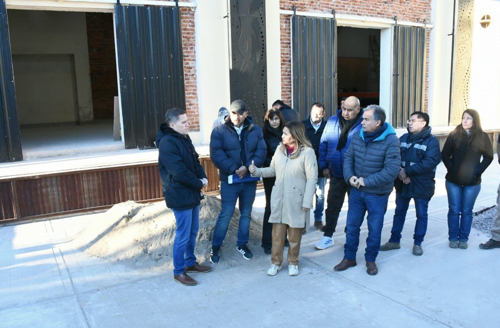 La intendente Fuentes y el secretario Benavente supervisaron el avance de obra  del Teatro del Pueblo