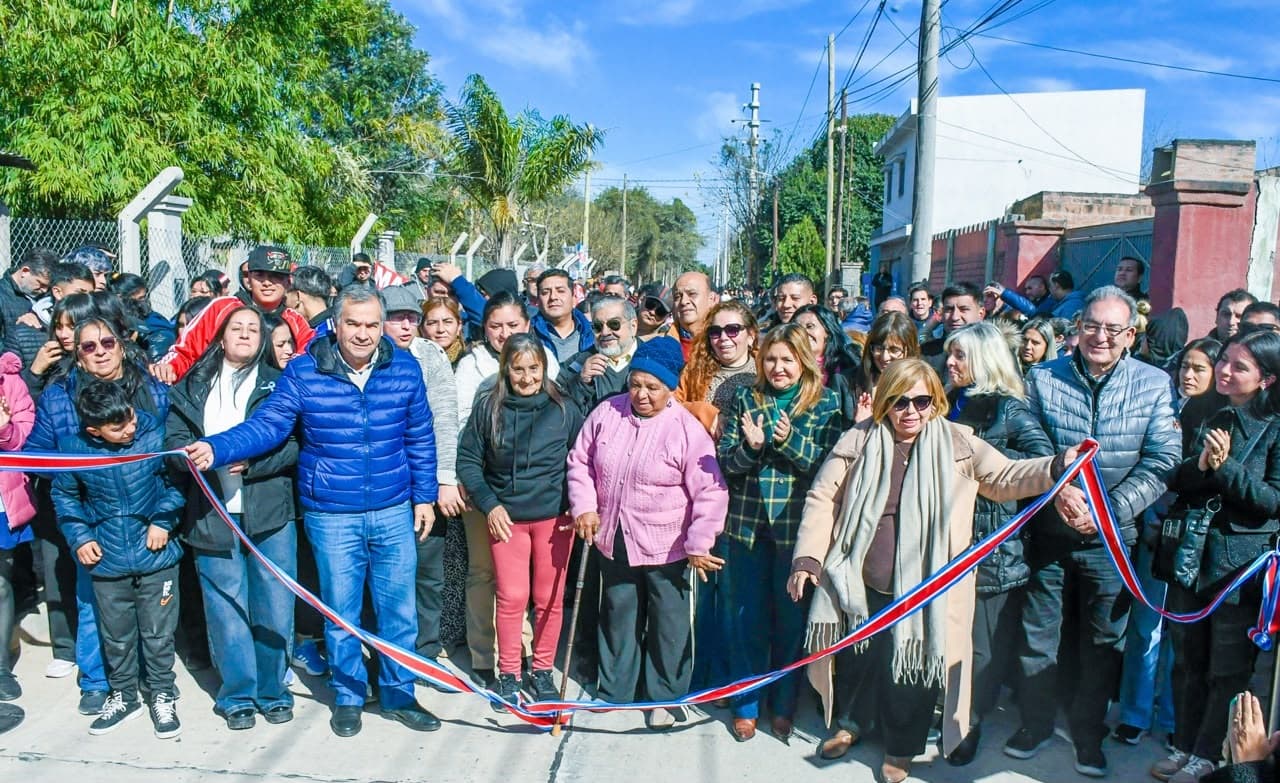 La intendente Fuentes acompañada por vecinos inauguró la pavimentación de la calle Las Moras
