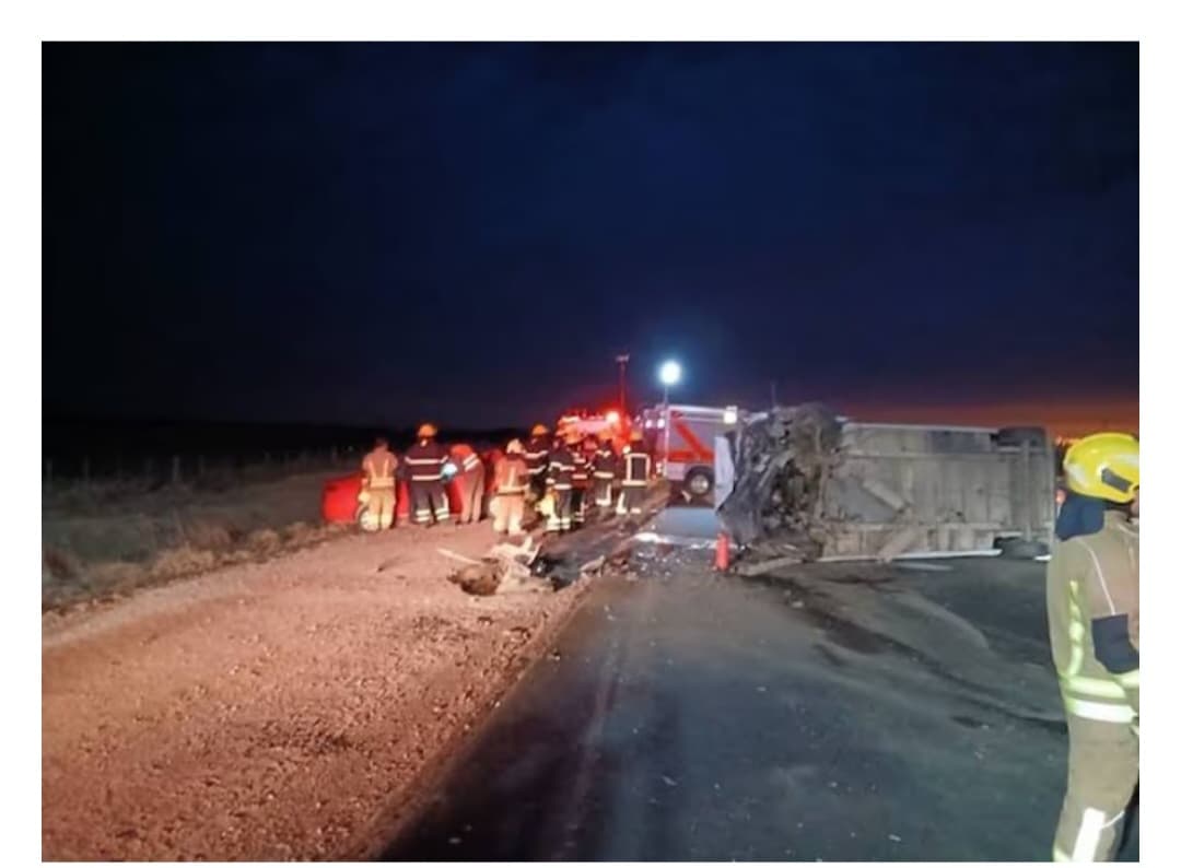 Choque fatal en Córdoba: dos muertos y más de 15 heridos