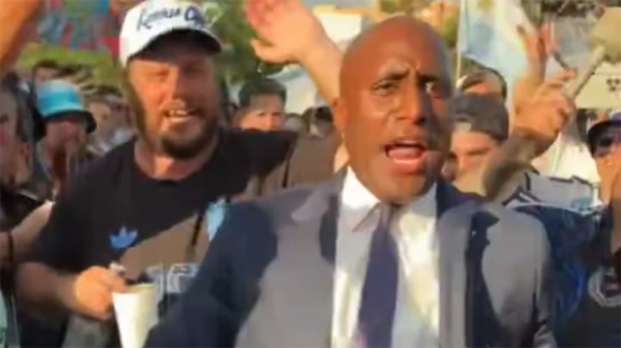 El alcalde de Kansas City se unió al banderazo y enloqueció a los argentinos en la previa del partido