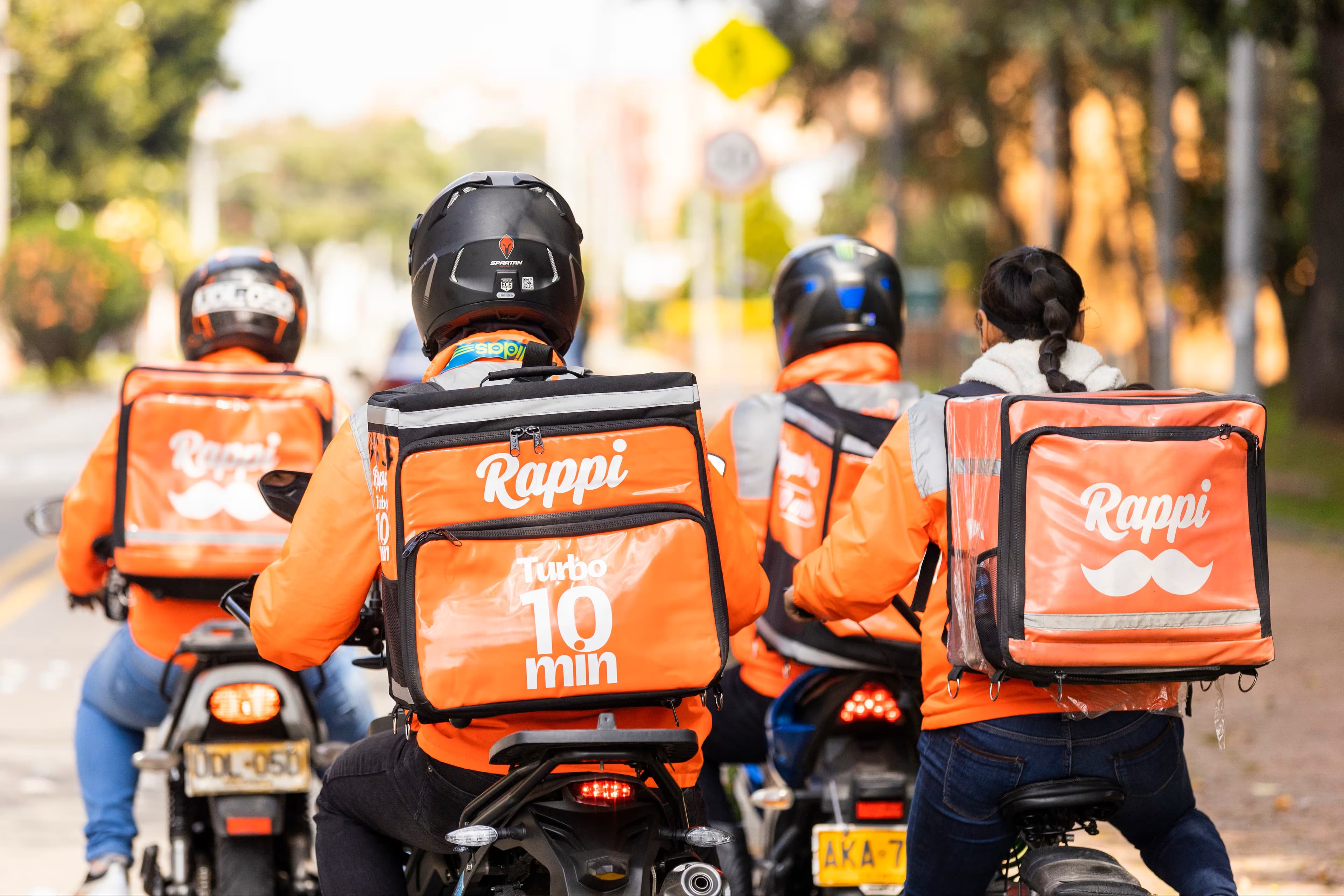 Repartidores de delivery se endeudan con las apps en casi $1 millón por persona