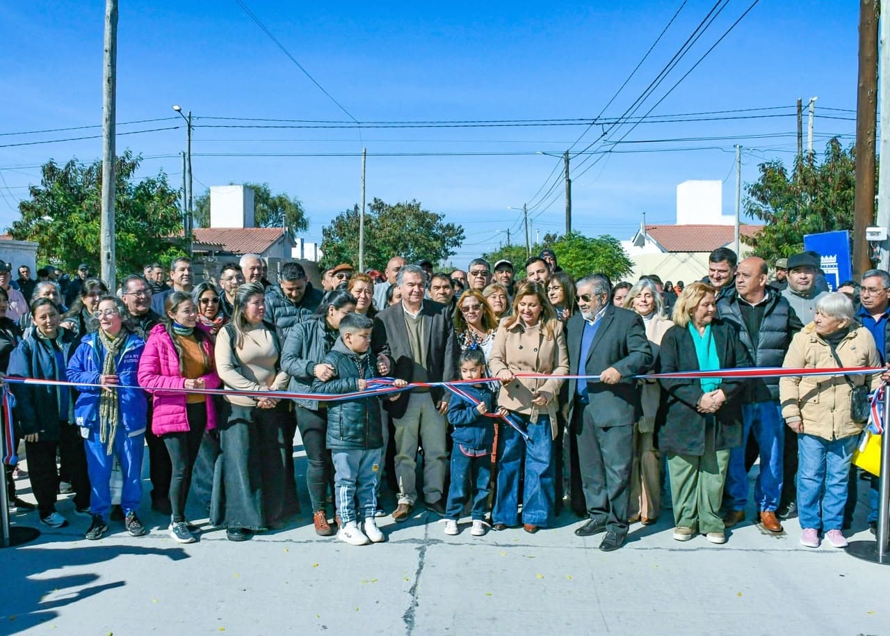 Fuentes y Benavente inauguraron 24 cuadras de pavimento en el barrio Néstor Kirchner