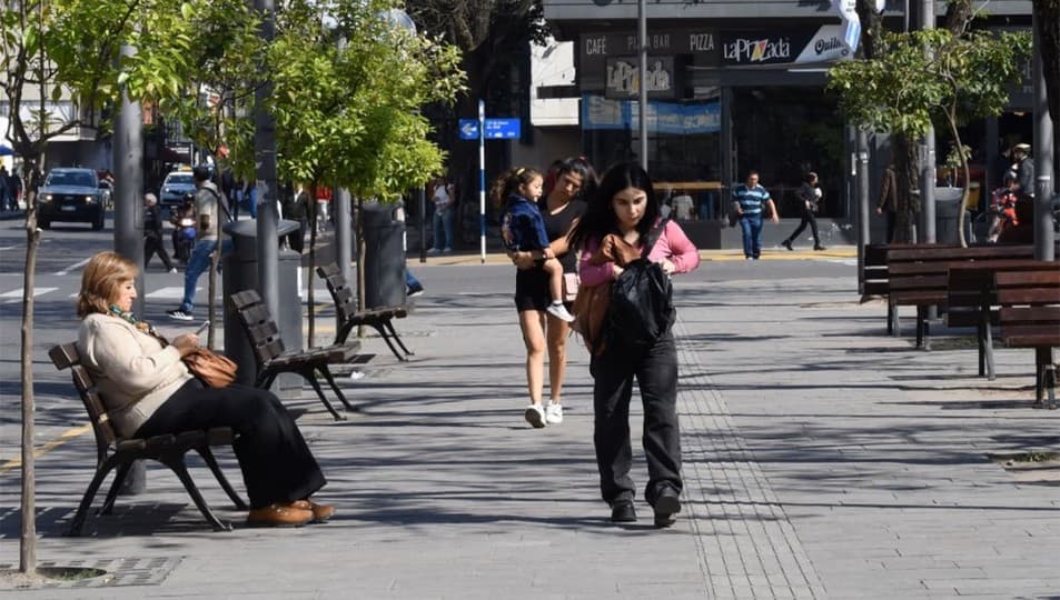 De vestirse como cebolla a manga corta: anticipan un "veranito" en pleno julio en Santiago