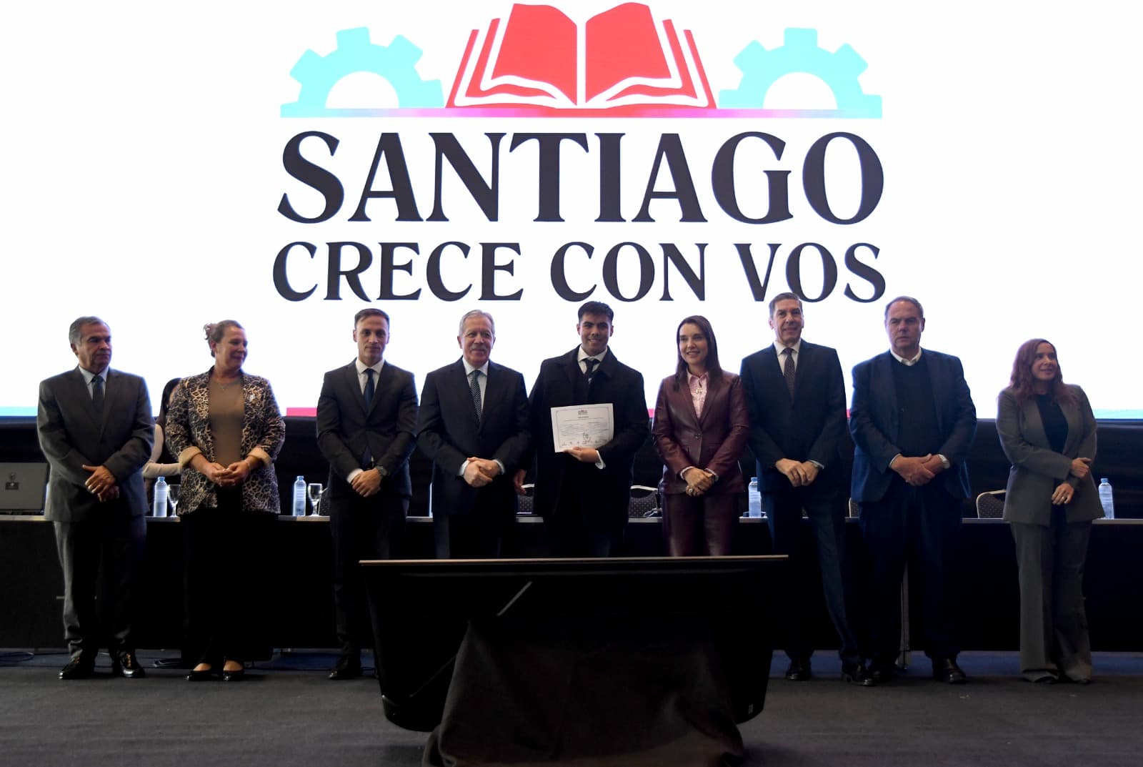 El Gobernador fue parte de la entrega de certificados a los primeros egresados del programa " Santiago Crece con Vos"