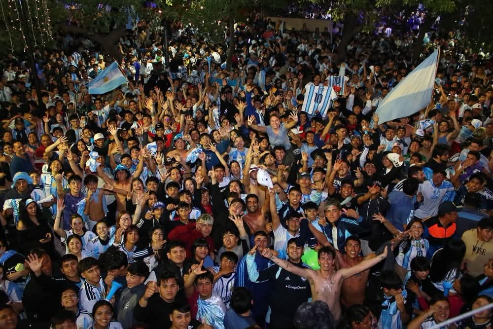 Miles de santiagueños celebraron el triunfo de Argentina en la plaza Libertad