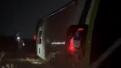 Carmen de Areco: un micro cayó de un puente en la ruta 7 y hay varios heridos