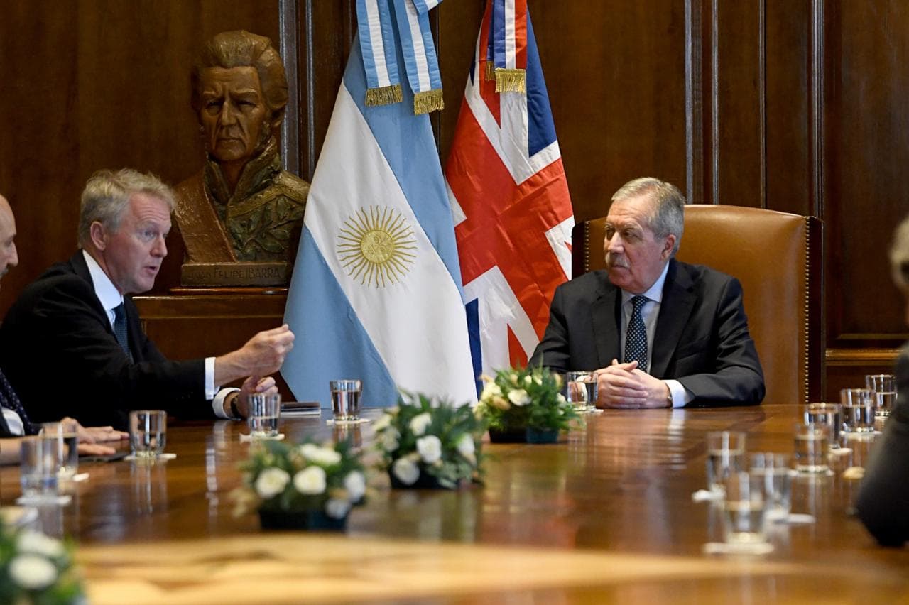 El Gobernador recibio en Casa de Gobierno al embajador del Reino Unido de Gran Bretaña e Irlanda del Norte