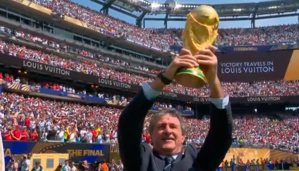 En las manos de Mario Kempes y Andrés Iniesta: así fue presentada la Copa del Mundo
