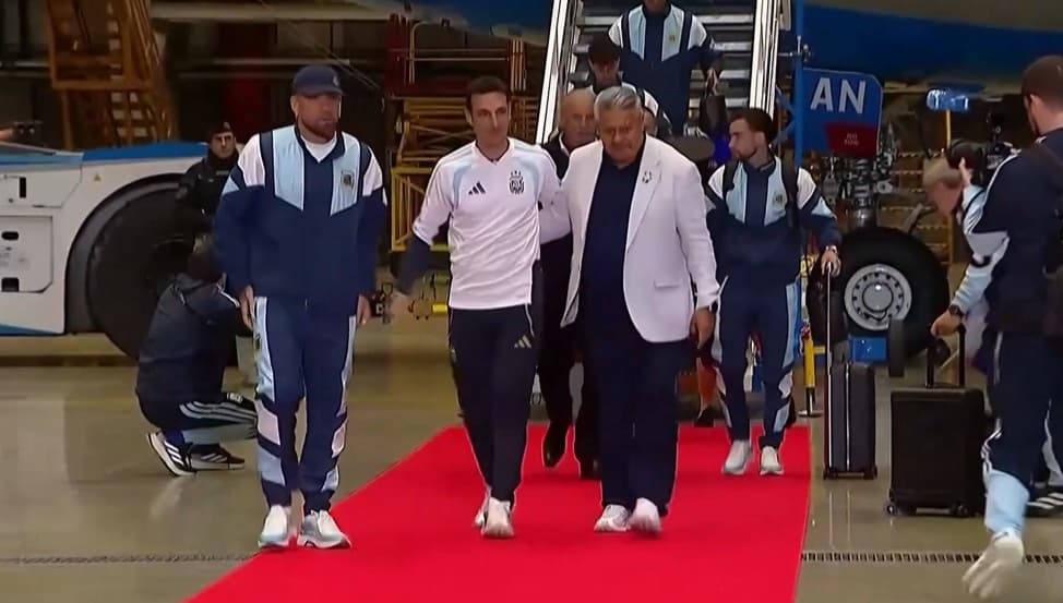 La Selección ya llegó al país: Scaloni y varios jugadores fueron recibidos por los Granaderos