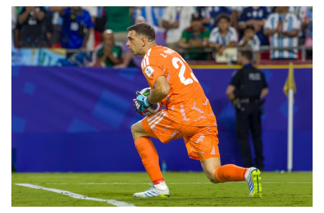 Preocupación en la Selección argentina: el “Dibu” Martínez analiza la posibilidad de “dar un paso al costado "