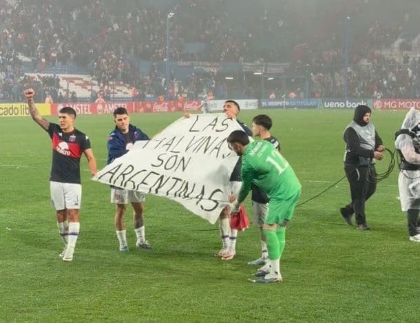Tigre desplegó una bandera por Malvinas, réplica del histórico festejo en el Mundial 2026