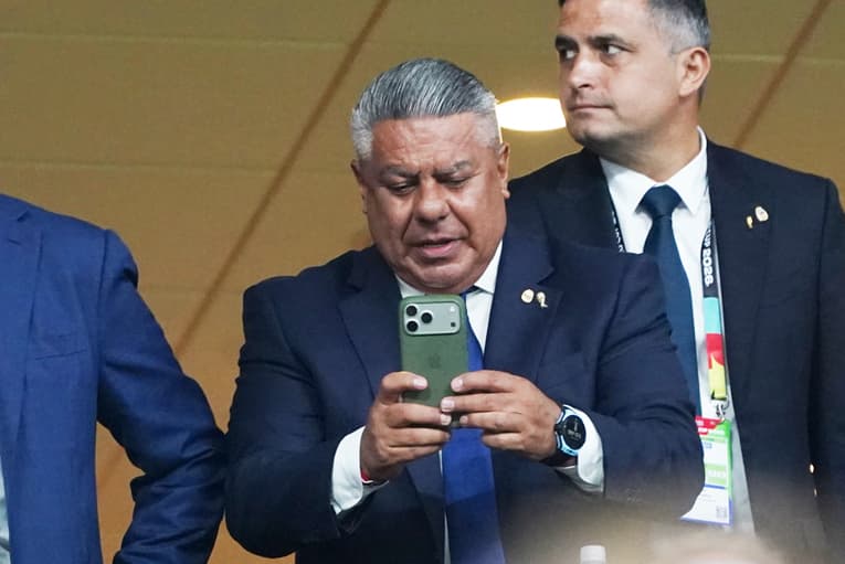 El FBI demoró al avión de la Selección: le incautó el celular a "Chiqui" Tapia y a otros dirigentes de la AFA y los citó a declarar en Florida el 30 de julio