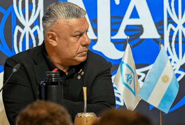 La AFA desmintió que la Justicia de Estados Unidos citara al “Chiqui” Tapia y le secuestrara el celular