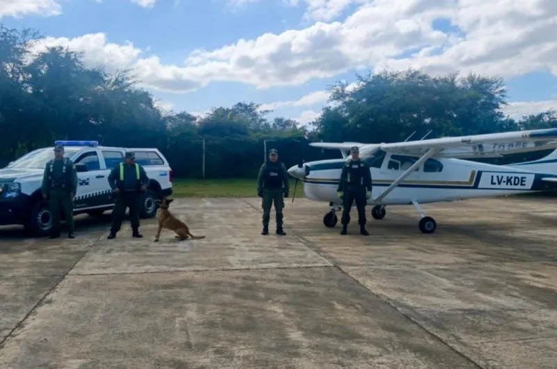 Dos detenidos: Investigan una avioneta que despegó desde Santiago del Estero y fue abandonada en Salta