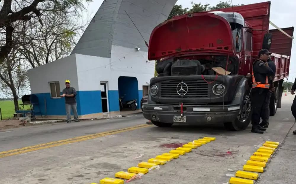 La cocaína incautada en un camión en el límite entre Tucumán y Santiago del Estero ya había estado en poder de fuerzas de seguridad en Salta
