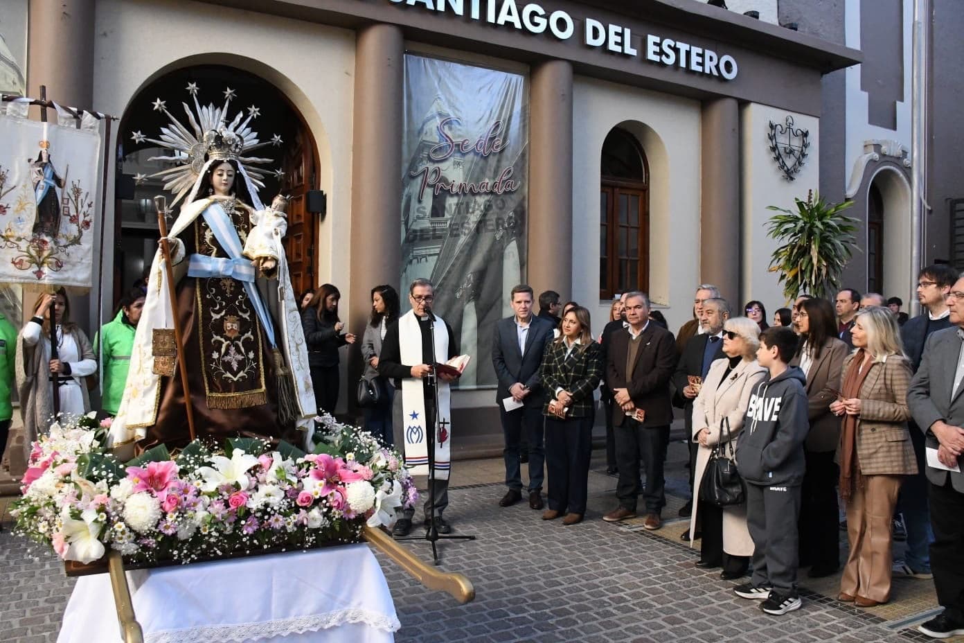 La intendente Fuentes y el personal de la municipalidad recibieron a la imagen de Nuestra Señora del Carmen